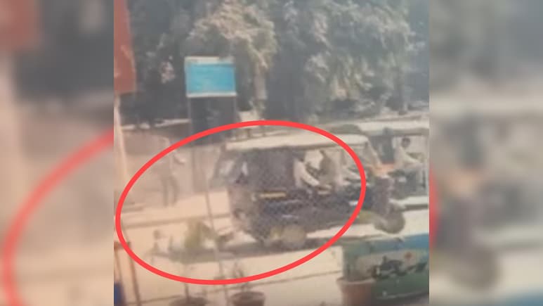 रिक्शा चालक ने ट्रैफिक पुलिसकर्मी को 20 फीट तक घसीटा, ICU में भर्ती! 