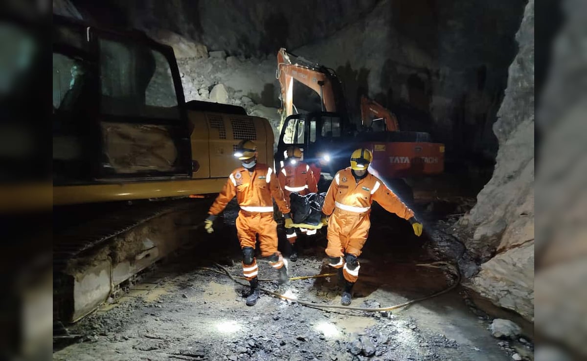 UP के सोनभद्र में खनन के दौरान हुआ बड़ा हादसा, 1 की मौत, 15 मजदूरों के फंसे होने की आशंका