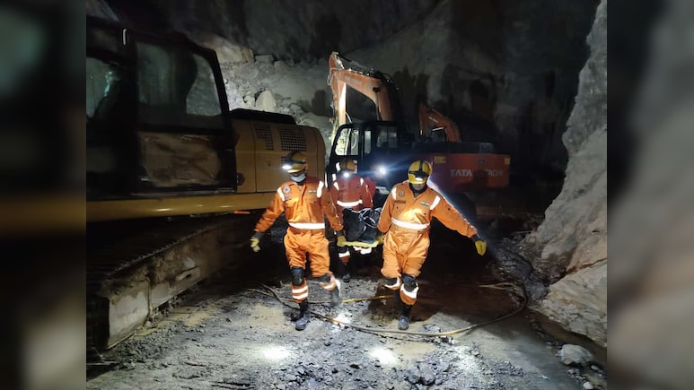 UP के सोनभद्र में खनन के दौरान हुआ बड़ा हादसा, 1 की मौत, 15 मजदूरों के फंसे होने की आशंका