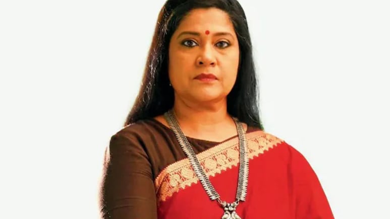 Renuka Shahane: 'माझ्यासोबत राहा, महिना पगार देतो';  रेणुका शहाणेला निर्मात्यानं दिली होती घाणेरडी ऑफर