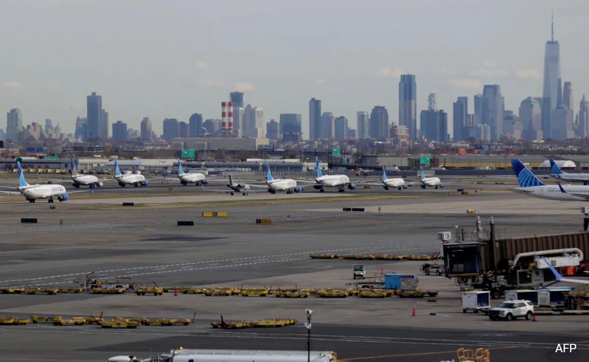 Over 1,200 Flights Cut Across US Amid Shutdown Standoff