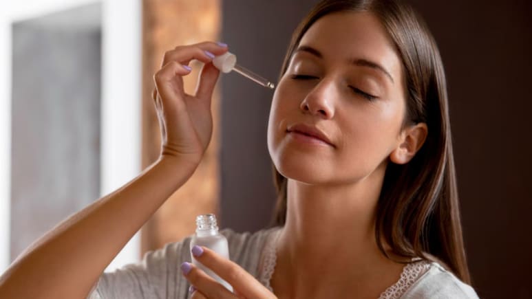 Vitamin C, Niacinamide, Glycolic Acid...चेहरे पर कौन सा सीरम किस समय लगाना चाहिए? स्किन की डॉक्टर से जान लें जवाब