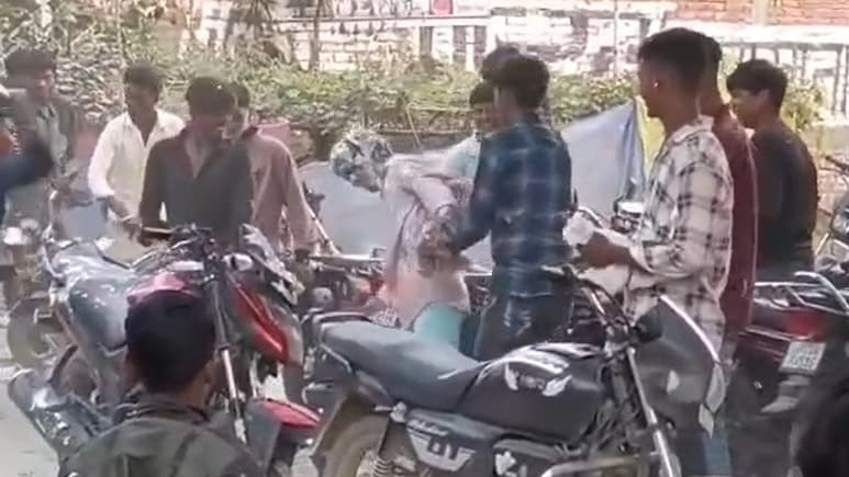 बर्थडे ब्वॉय को पहले केक से नहलाया फिर कर दी बेल्टों की बरसात, जन्मदिन का ये कैसा जश्न