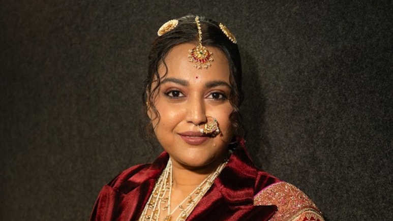 स्वरा भास्कर की लाल साड़ी देख टूटा फैन्स का दिल, कोई बोला- डिजाइनर बदले तो किसी ने कहा- आप ऐसी नहीं थीं...