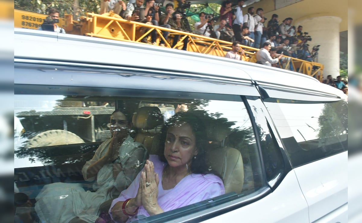 Hema Malini along with daughter Esha Deol