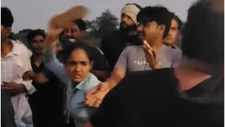 राजस्थान: शराब के नशे में धुत युवकों की चप्पल से पिटाई, बस रोककर महिलाओं से कर रहे थे बदसलूकी