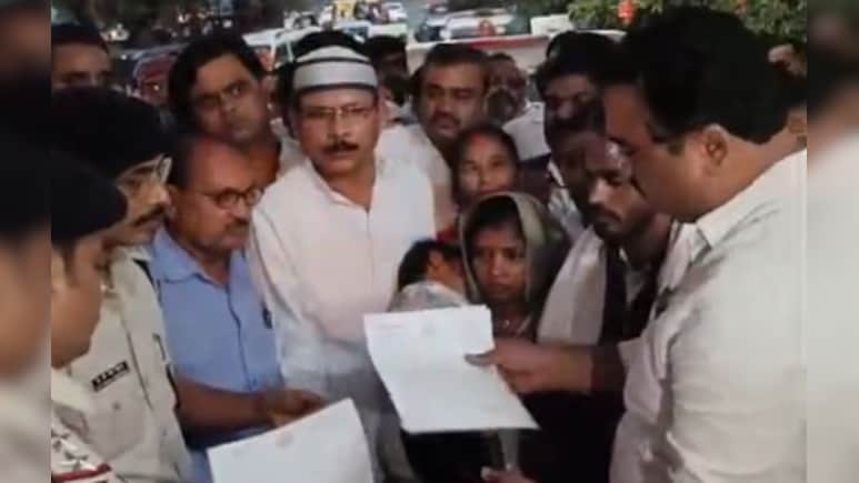 थप्पड़कांड पर बवाल: सांसद गणेश सिंह के खिलाफ FIR की मांग, कांग्रेस ने पुलिस थाने का किया घेराव थप्पड़कांड पर बवाल: सांसद गणेश सिंह के खिलाफ FIR की मांग, कांग्रेस ने पुलिस थाने का किया घेराव