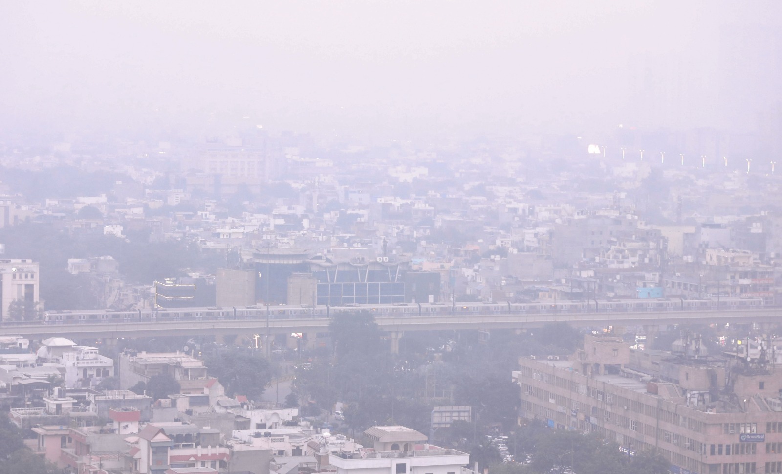 जहरीली हवा से फूल रहा दिल्ली का दम, AQI 400 के पार, जानें बचाव के तरीके