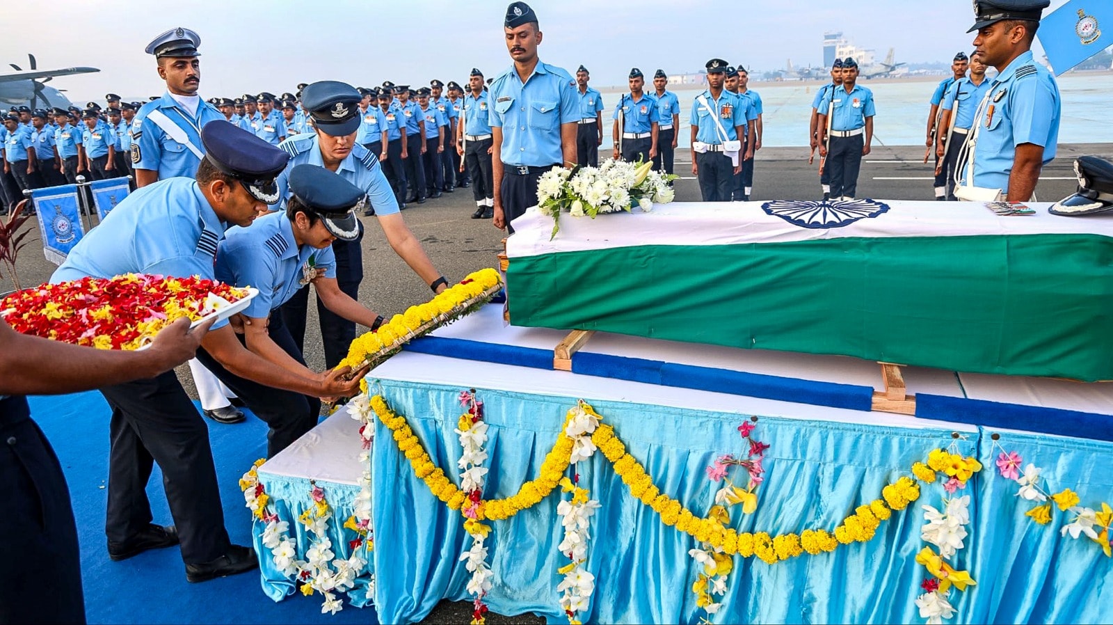 शहीद के पार्थिव देह पर पुष्पचक्र अर्पित करते जवान.