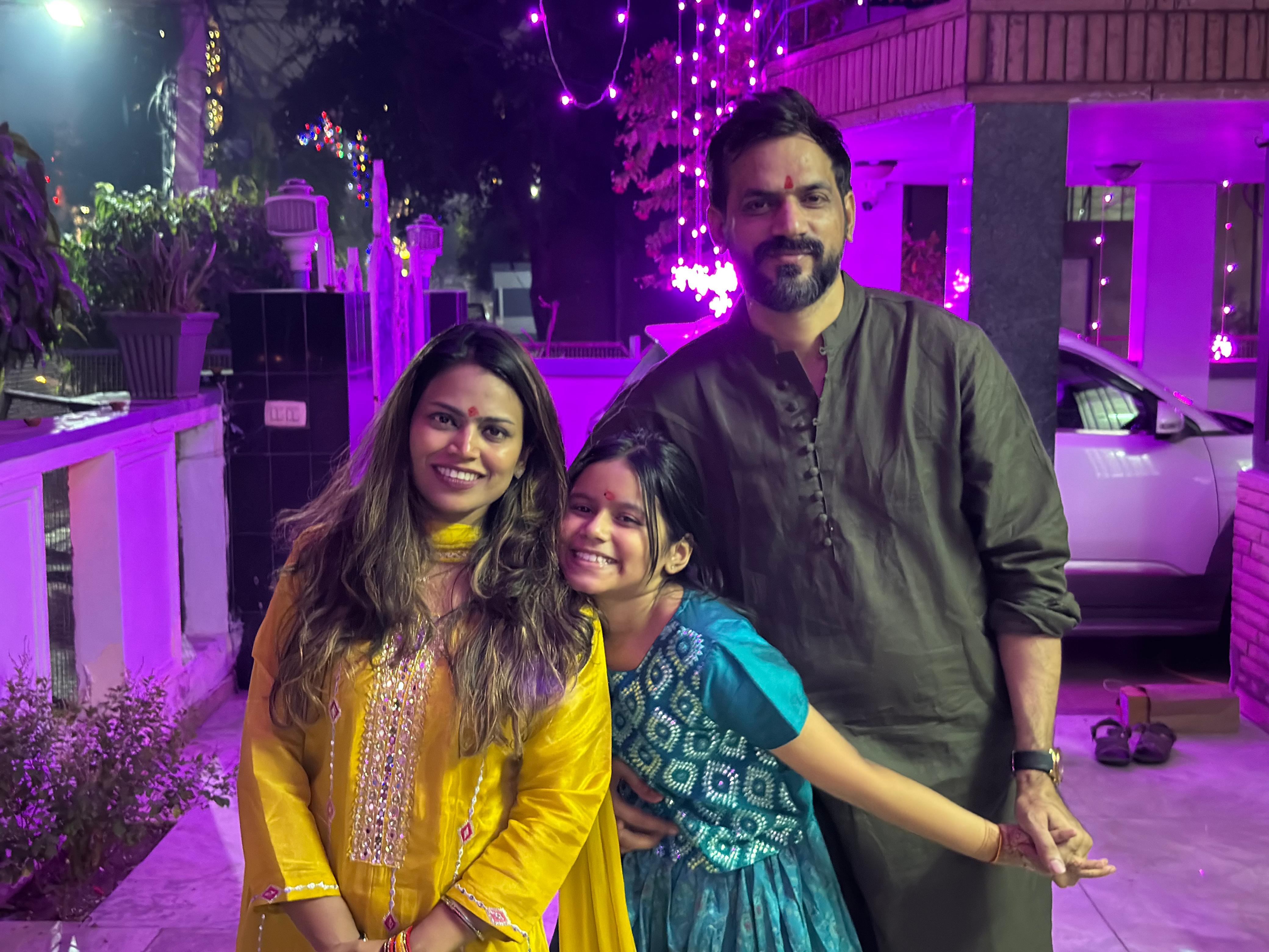 माता-पिता के साथ अमायरा. माता-पिता के साथ अमायरा.