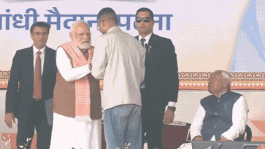 पीठ थपथपाई, पांव छूने से रोका... उपेंद्र कुशवाहा के बेटे दीपक के साथ पीएम मोदी की तस्वीर देखिए