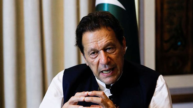 Pakistan: 4 बहनों के इकलौते भाई इमरान खान, किसी का पति इंजीनियर तो कोई F-16 का पायलट