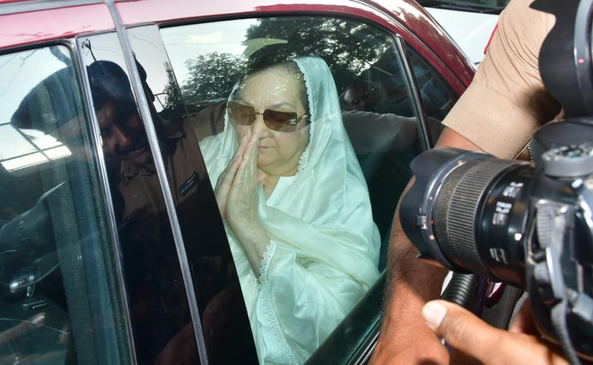 Saira Banu also paid her last respects.