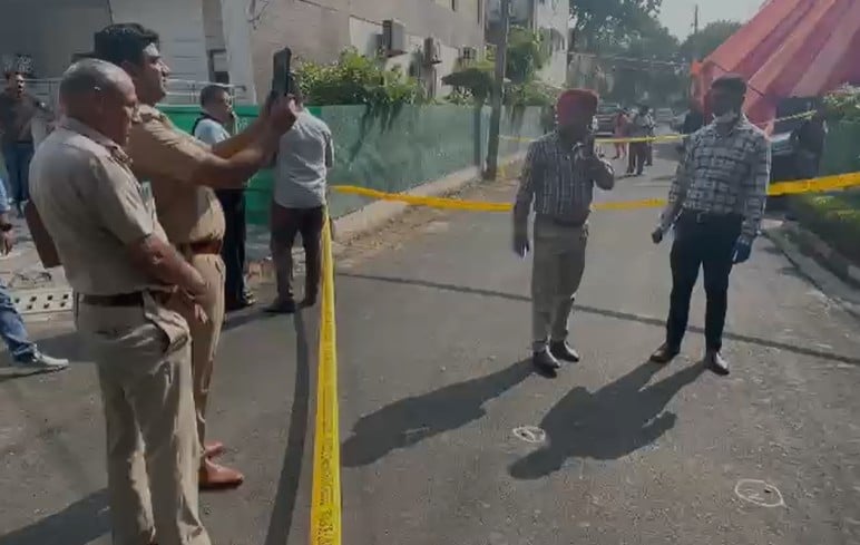 चंडीगढ़ पुलिस को मौके से गोलियों के कम से कम 4 खोखे बरामद हुए हैं. चंडीगढ़ पुलिस को मौके से गोलियों के कम से कम 4 खोखे बरामद हुए हैं.