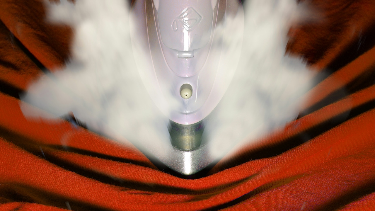 6 Steam Irons Under ₹1500 That Remove Wrinkles in Under a Minute 6 Steam Irons Under ₹1500 That Remove Wrinkles in Under a Minute