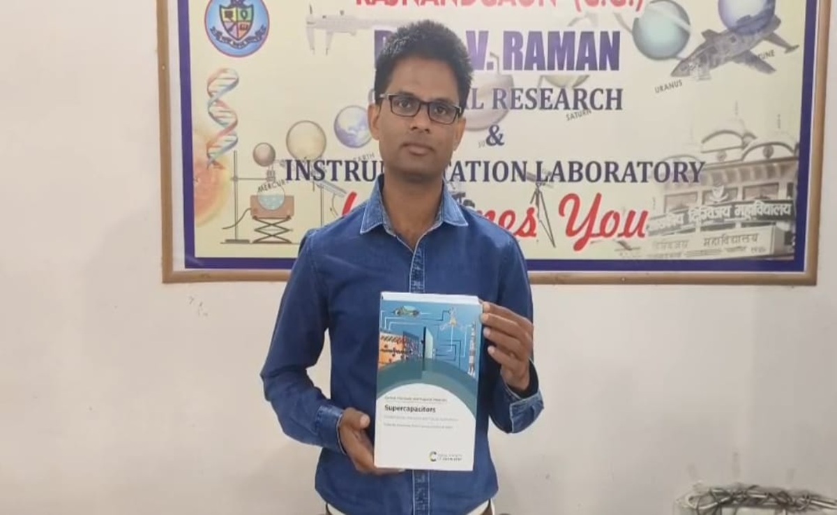 Big Achievement: राजनांदगांव के प्रोफेसर डॉ डाकेश्वर की लिखी पुस्तक का लंदन में प्रकाशन, जानिए क्या है खास