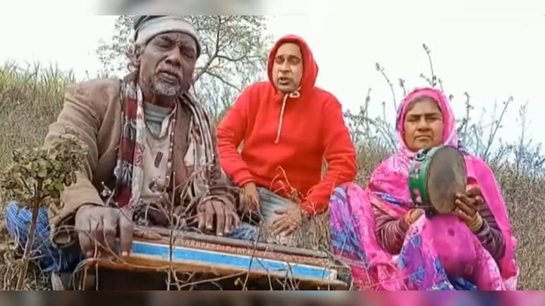 लता-मुकेश का बुजुर्ग कपल ने गाया हिट गाना, इस अंदाज में लगाए सुर सोचना भी हुआ मुश्किल, लोग बोले- इन्हें मंच पर लाओ