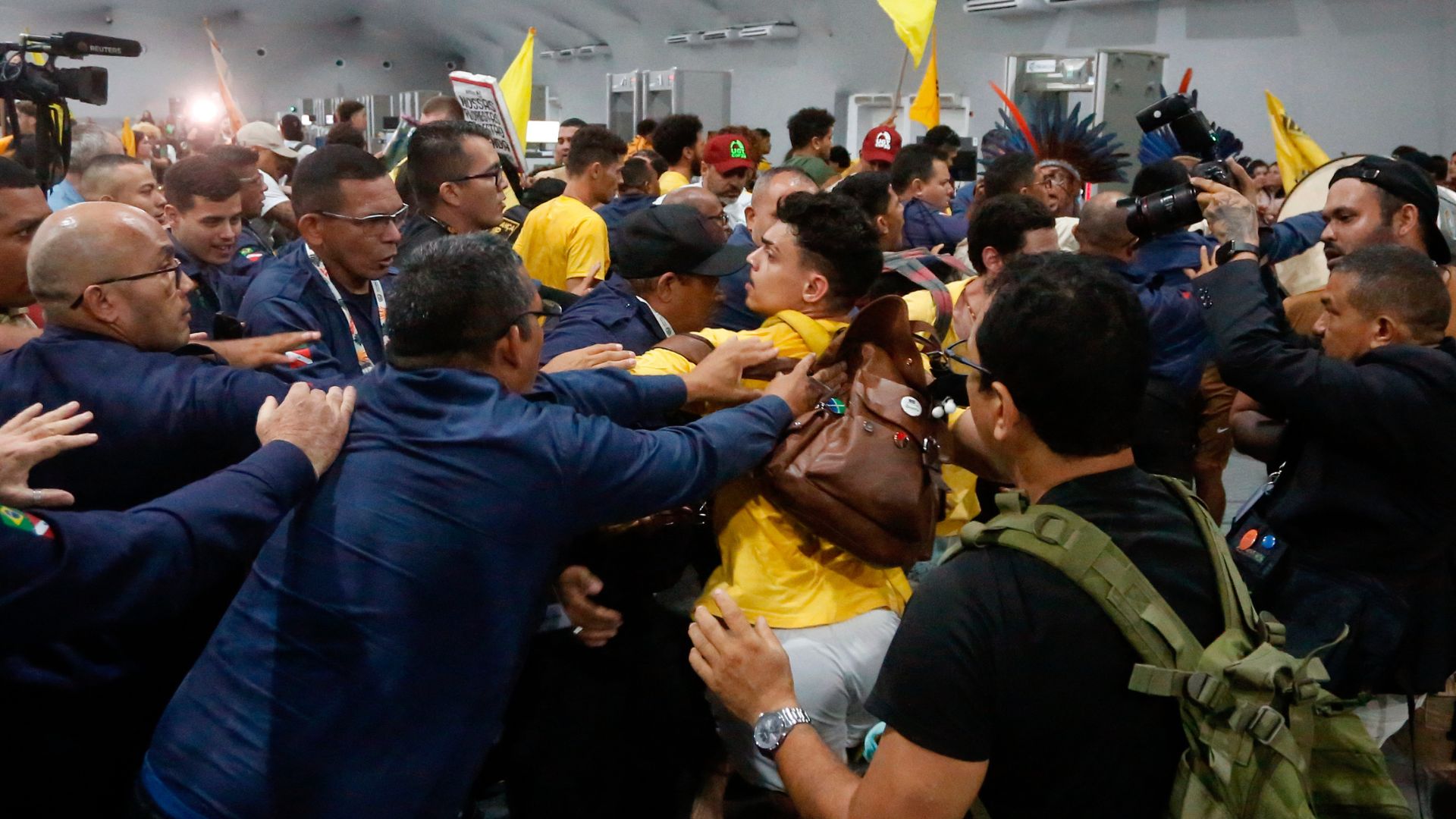 ब्राजील में बवाल! पर्यावरण के मुद्दे पर सजा था नेताओं का मंच और घुस गए आदिवासी, तोड़फोड़ का देखे वीडियो