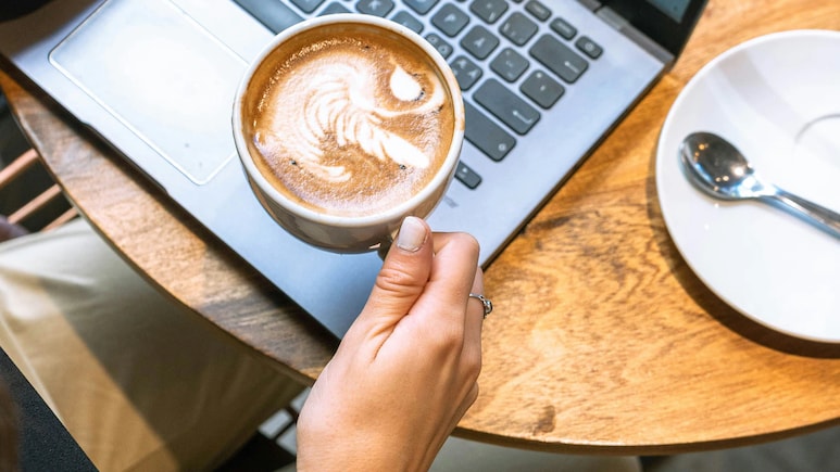 AIIMS ट्रेंड डॉक्टर ने बताया ऐसे कॉफी पीना सेहत पर पड़ सकता है भारी, यहां जानें पीने का सही तरीका!