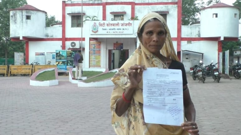 CG Police: खाकी फिर हुई शर्मसार, गुमशुदा बच्ची को ढूंढने के लिए पुलिस ने परिजनों से मांगे पैसे