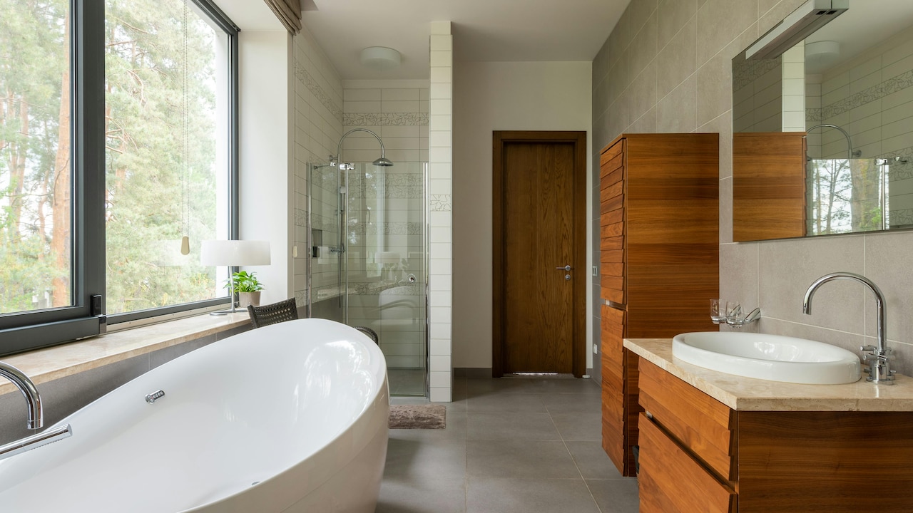 Shared Bathrooms, Separate Zones: The Storage Trick Families Swear By