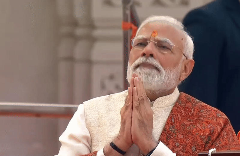 राम मंदिर के शिखर पर लहराई धर्म ध्वजा, PM मोदी ने जोड़े हाथ, देखिए