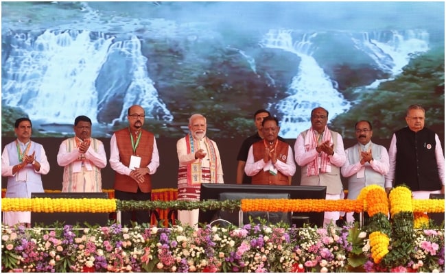 छत्तीसगढ़ राज्योत्सव के दौरान जनता को सौगात देते पीएम मोदी. छत्तीसगढ़ राज्योत्सव के दौरान जनता को सौगात देते पीएम मोदी.