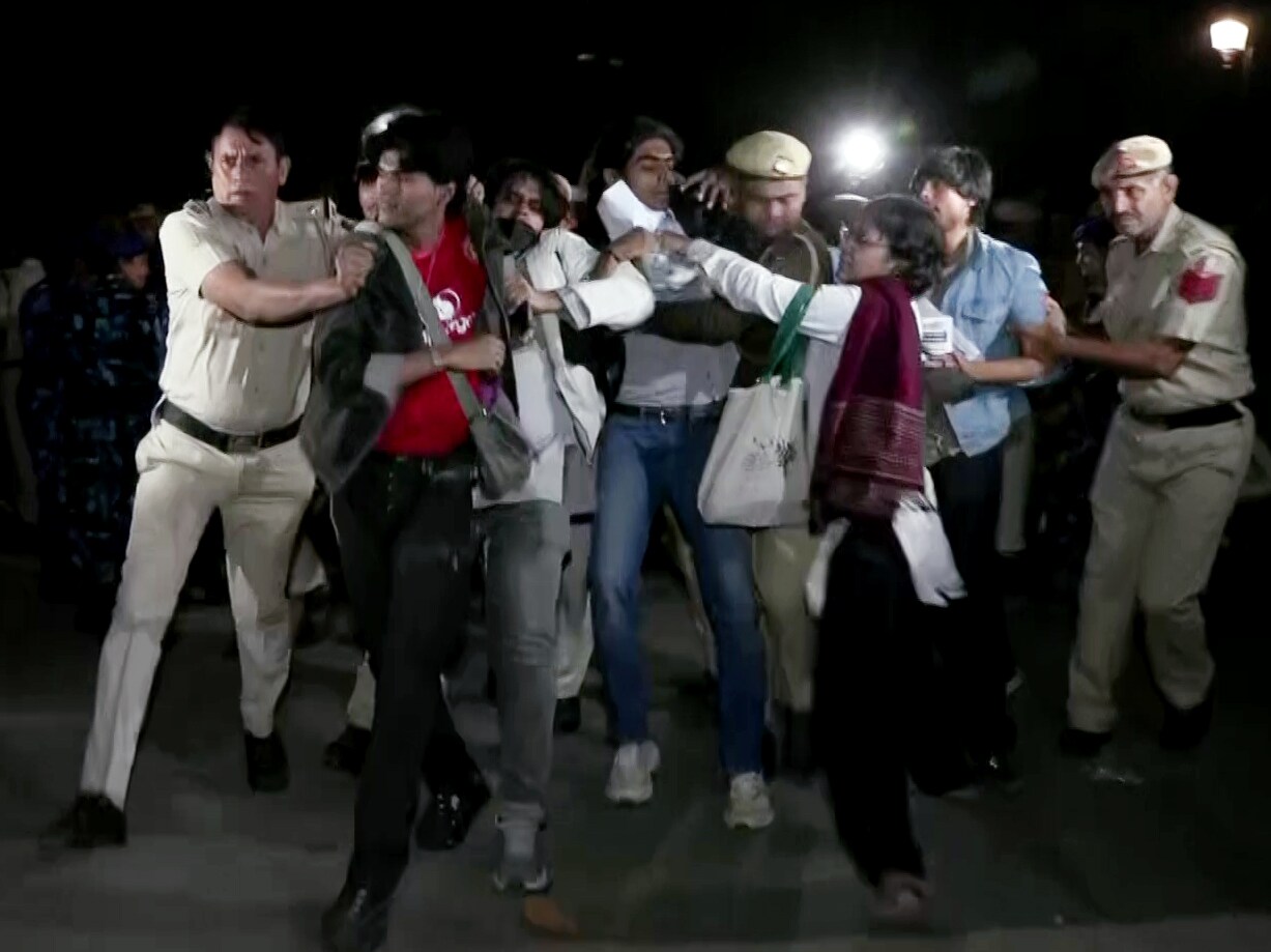 Delhi Citizens Protest Against Dangerous Air Pollution Levels as AQI Reaches "Very Poor" Category