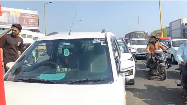 Accident VIDEO: अचानक ब्रेक मारला, 3 गाड्या धडकल्या, विचित्र अपघातात चिमुकल्याचा अंत