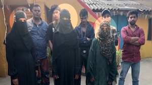 Women in Burqas Caught Casting Fake Votes In Motihari