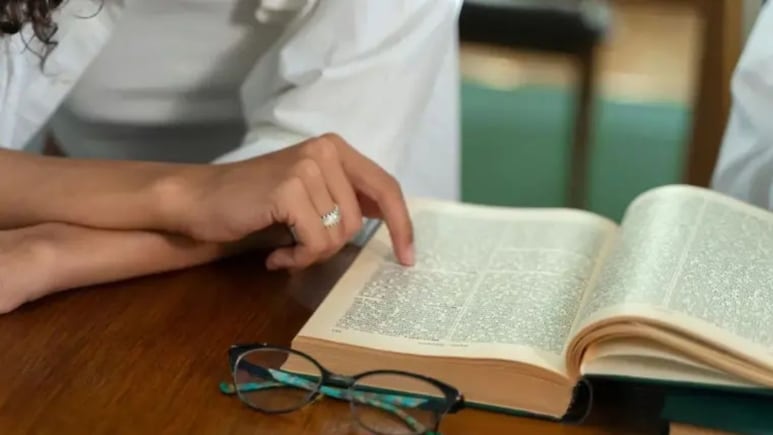 साल 2025 का शब्द पैरासोशल- कितना सोशल कितना ऐंटी सोशल?