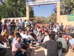 टीचर ने छात्रा से की अश्लील हरकत! ग्रामीणों ने स्कूल गेट पर जड़ा ताला, बोले- प्रिंसिपल ने लड़की को धमकी दी