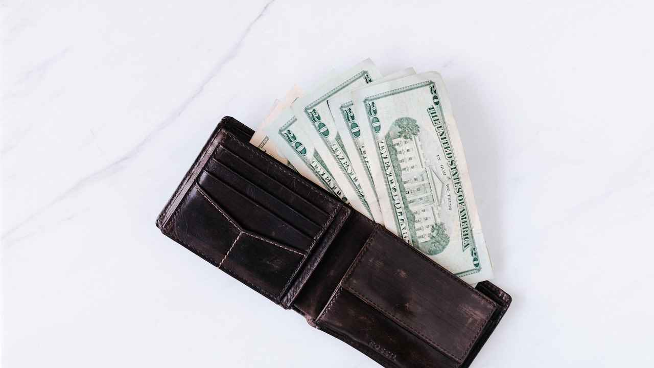 Always go for wallets that feature neat stitching Always go for wallets that feature neat stitching