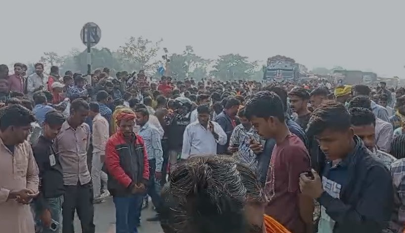 हादसे के बाद घटनास्थल पर जुटी लोगों की भीड़.