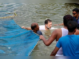 बिहार चुनाव में वोट पाने की अनोखी होड़... कोई मछुआरों संग डुबकी लगा रहा, तो कोई शादी-बच्चे का वादा कर रहा!