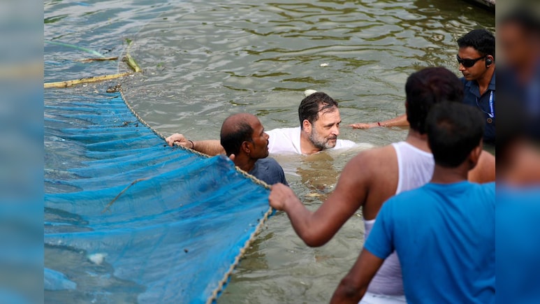 बिहार चुनाव में वोट पाने की अनोखी होड़... कोई मछुआरों संग डुबकी लगा रहा, तो कोई शादी-बच्चे का वादा कर रहा!