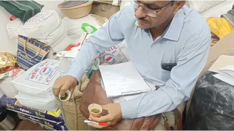 इंदौर में जिला प्रशासन की बड़ी कार्रवाई, 900 किलो सौंफ और 400 KG खसखस जब्त, गोदाम सील, जानें क्यों? 