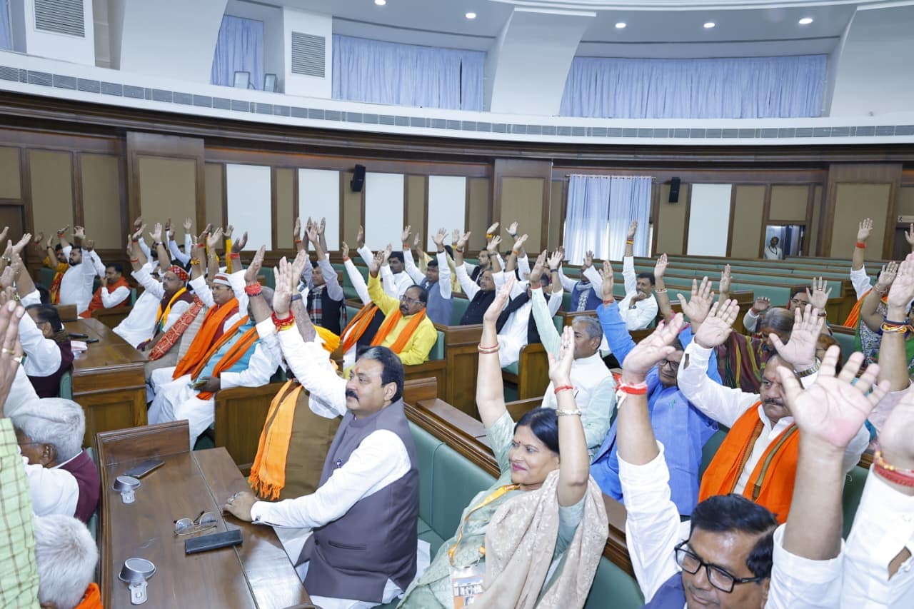 नीतीश के समर्थन में हाथ उठाकर एकजुटता दिखाते एनडीए के विधायक. नीतीश के समर्थन में हाथ उठाकर एकजुटता दिखाते एनडीए के विधायक.