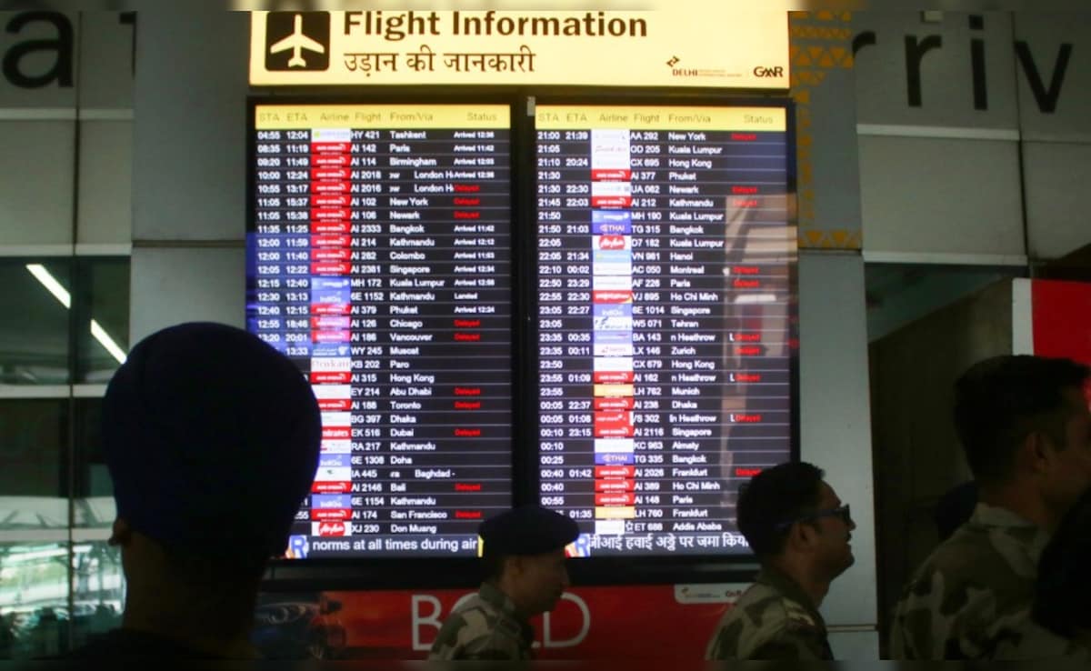 दिल्ली एयरपोर्ट पर ऐसा क्या हुआ कि ठिठक गईं 700 उड़ानें और फंसे रहे यात्री