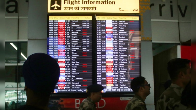 दिल्ली एयरपोर्ट पर ऐसा क्या हुआ कि ठिठक गईं 700 उड़ानें और फंसे रहे यात्री