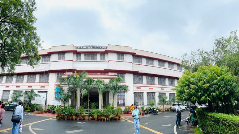 SMS मेडिकल कॉलेज के सारे सुपरिंटेंडेंट ने भेजा इस्तीफा, निजी प्रैक्टिस पर रोक लगाने से नाराज