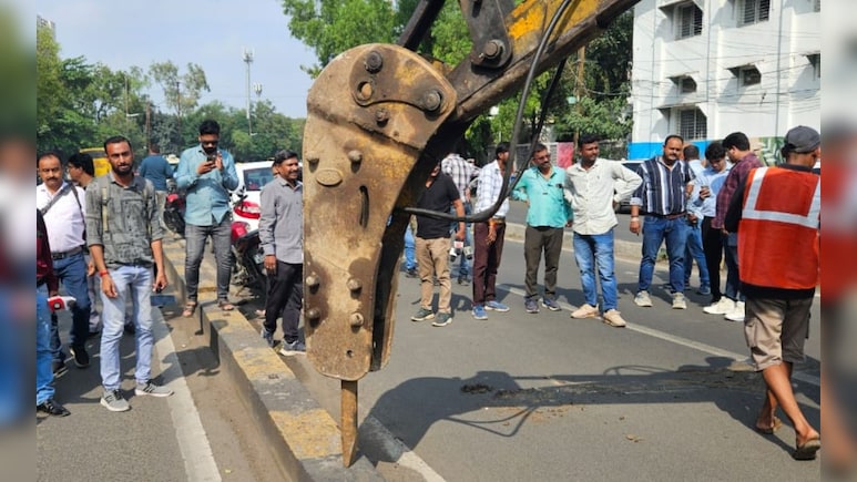 Indore में शुरू हुआ BRTS हटाने का काम, जानिए कैसा होगा अब शहर का नया ट्रांसपोर्ट मॉडल? Indore में शुरू हुआ BRTS हटाने का काम, जानिए कैसा होगा अब शहर का नया ट्रांसपोर्ट मॉडल?