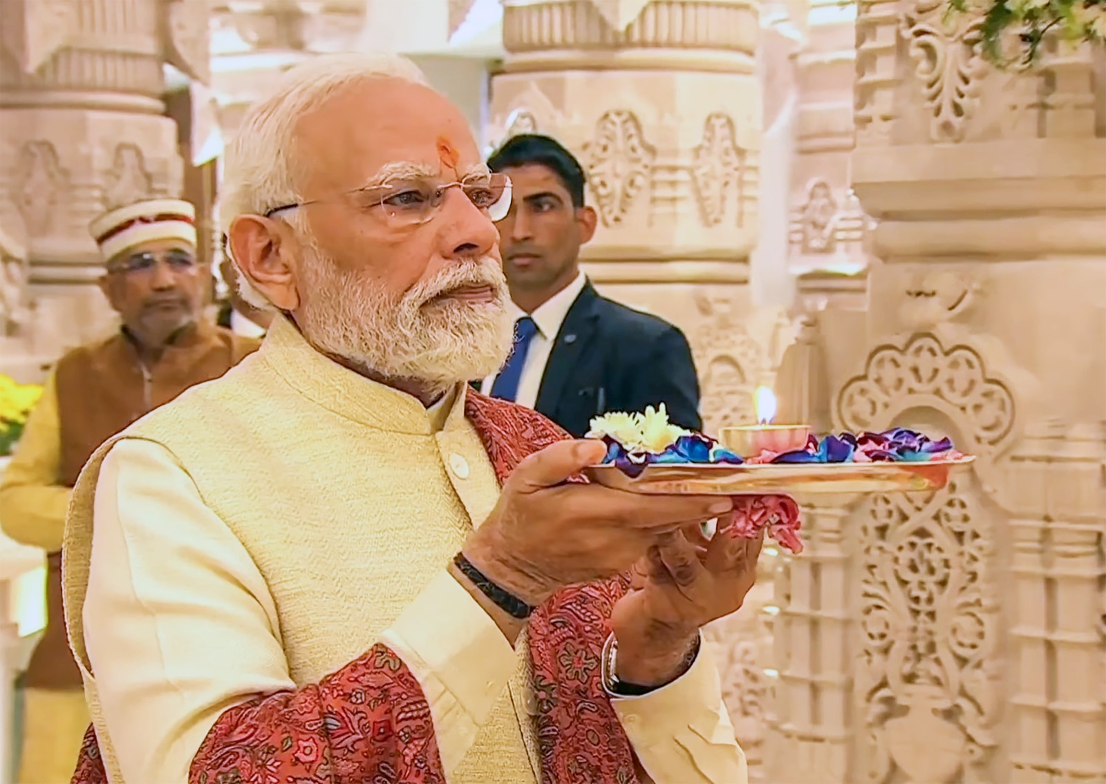 LIVE: PM मोदी ने किए भगवान राम के दर्शन, अभिजित मुहूर्त में फहराएंगे धर्म ध्वजा