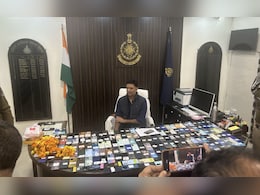 Bhind एसपी असित अपनी टेबल पर 80 लाख के मोबाइल सजाकर क्यों बैठे? जानें पूरा मामला