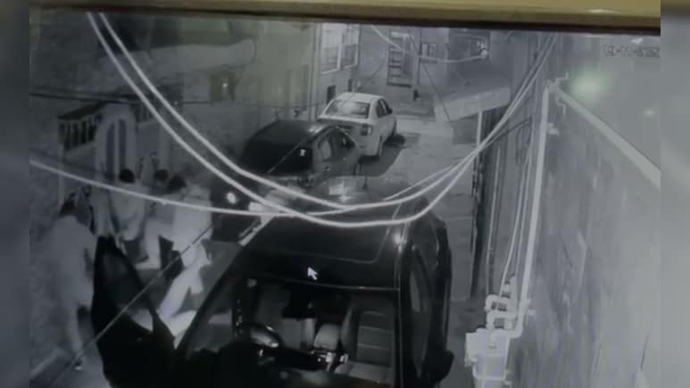 शादी समारोह से घर लौट रहे कांग्रेस नेता पर घात लगाकर हमला, मरणासन्न हालत में छोड़ा, घटना CCTV में कैद