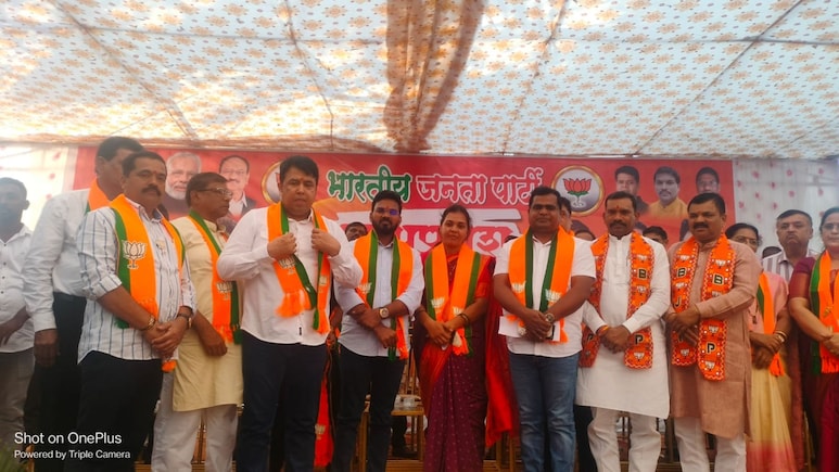 Palghar Politics: भाजपची दुटप्पी भूमिका! साधू हत्याकांडात केले गंभीर आरोप, त्याच्याच हाती दिले कमळ