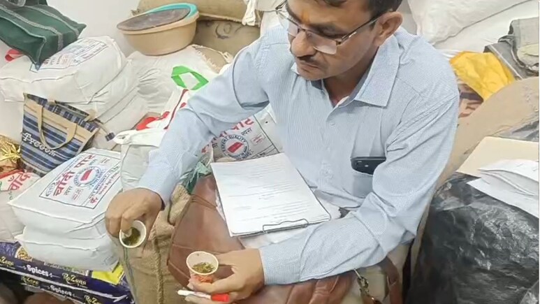 इंदौर में मिलावटखोरों के खिलाफ बड़ी कार्रवाई, 900 KG सौंफ और 400 किलोग्राम खसखस जब्त, जयश्री मर्चेंट गोदाम सील