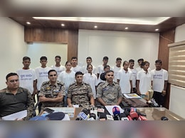 Naxal Surrender: हिड़मा की मौत से नक्सलियों में हड़कंप, 48 लाख के इनामी समेत 15 नक्सलियों ने किया समर्पण