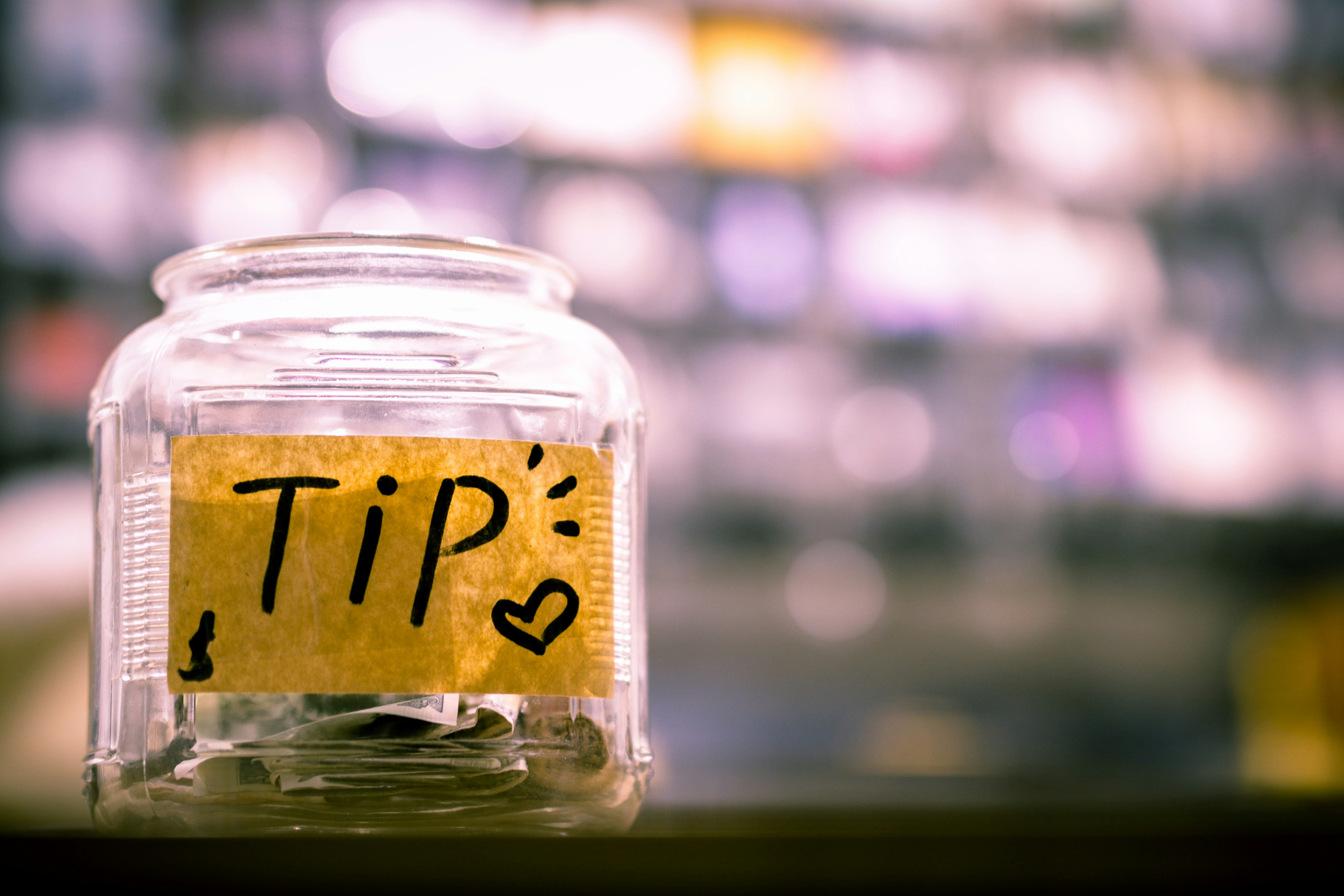 'Americans And Their Tipping!' Internet Slams Waitress For Complaining About $200 Tip