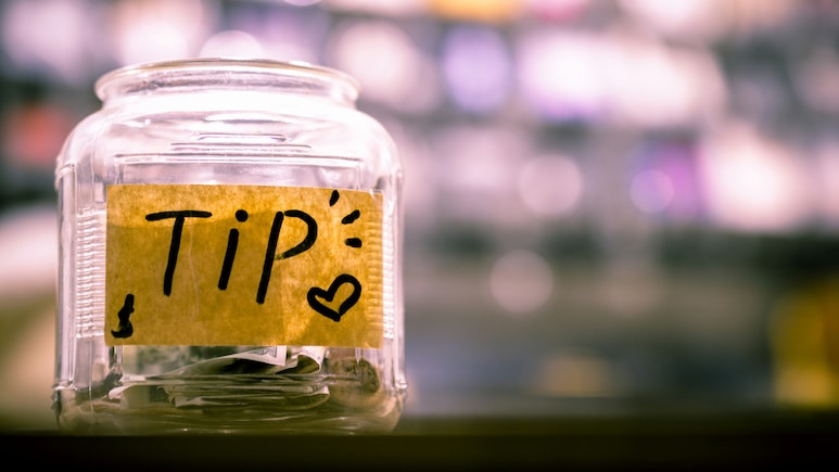 'Americans And Their Tipping!' Internet Slams Waitress For Complaining About $200 Tip